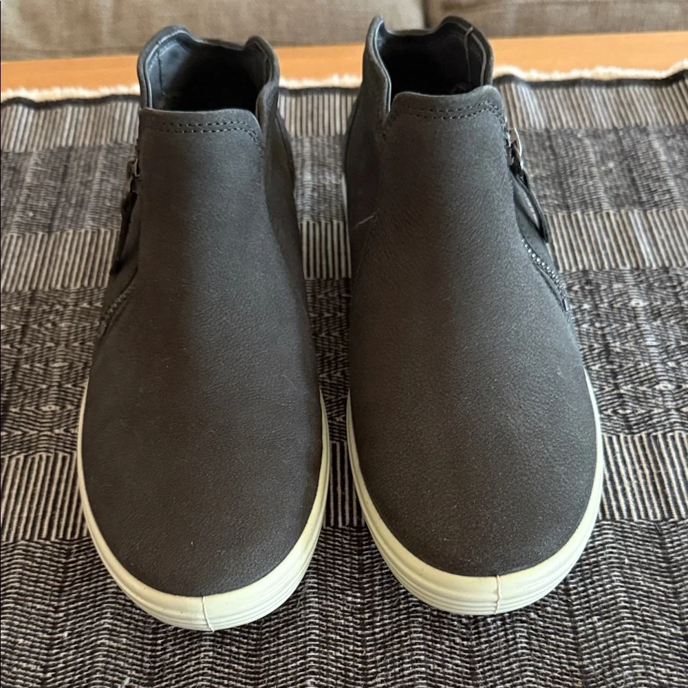 ECCO Soft Black Low-Cut Zip Bootie - Picture 8 of 8